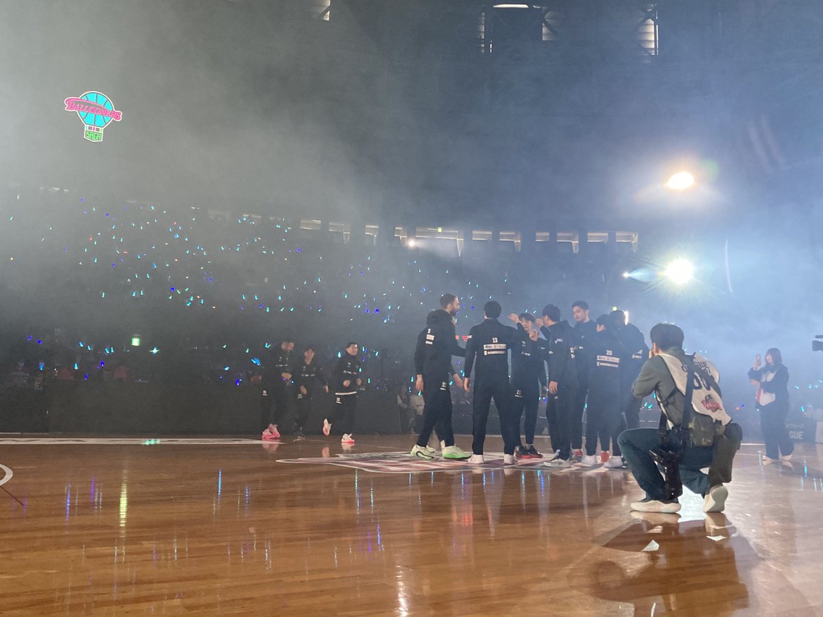 AKITA_NH's tweet photo. 🏀GAME DAY🏀
5/2（土）佐賀戦GAME1🔥
👑#エイブリック presents

秋田ブースターの皆さま
#おもてなしライト🔦🩵
ありがとうございます👹💗

#佐賀バルーナーズ のファン・ブースターの皆さま、ようこそ秋田へ🙌

#akitanh #BEAKITA https://t.co/CWLYUU90Pn
