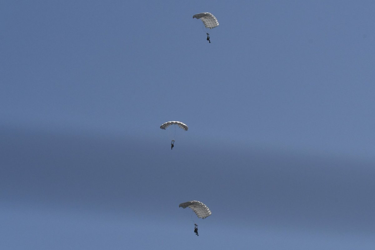 f5JnCfPdvCxfahU's tweet image. 小松遠征（4/21）
　PJ（Pararescue Jumper）
　航空救難団
自衛隊の航空機が事故に遭った際に、素早く現場に駆け付けて搭乗員を救助することが任務の PJ ですが、初めてその訓練を見ることができました
貴重な訓練を見ることができました🤗

#小松基地
#PJ
#PararescueJumper
#航空救難団