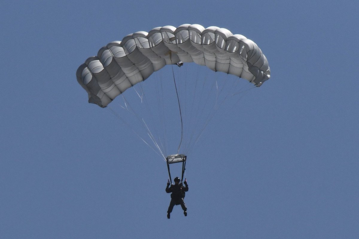 f5JnCfPdvCxfahU's tweet image. 小松遠征（4/21）
　PJ（Pararescue Jumper）
　航空救難団
自衛隊の航空機が事故に遭った際に、素早く現場に駆け付けて搭乗員を救助することが任務の PJ ですが、初めてその訓練を見ることができました
貴重な訓練を見ることができました🤗

#小松基地
#PJ
#PararescueJumper
#航空救難団