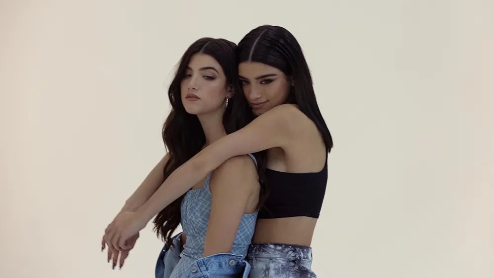 dixieeedamelio's tweet photo. happy birthday sissy 🥳🤍 @itscharliiid https://t.co/KdnfZOX9qU