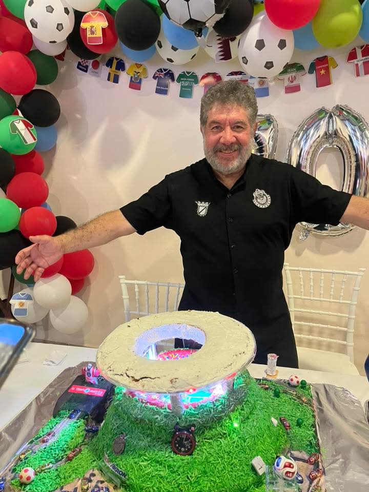 pacoru1z's tweet photo. @Chivas @chivastvmx @JFGiaccardi Que tal este Chivahermano (mi Padre) festejando sus 70 años con  🎂 del Akron 
(Que por cierto el lo hizo)

🎈🎉✨️🎊🎁
🐐🔴⚪️🔵⚽️ https://t.co/PpDZUe5vmi