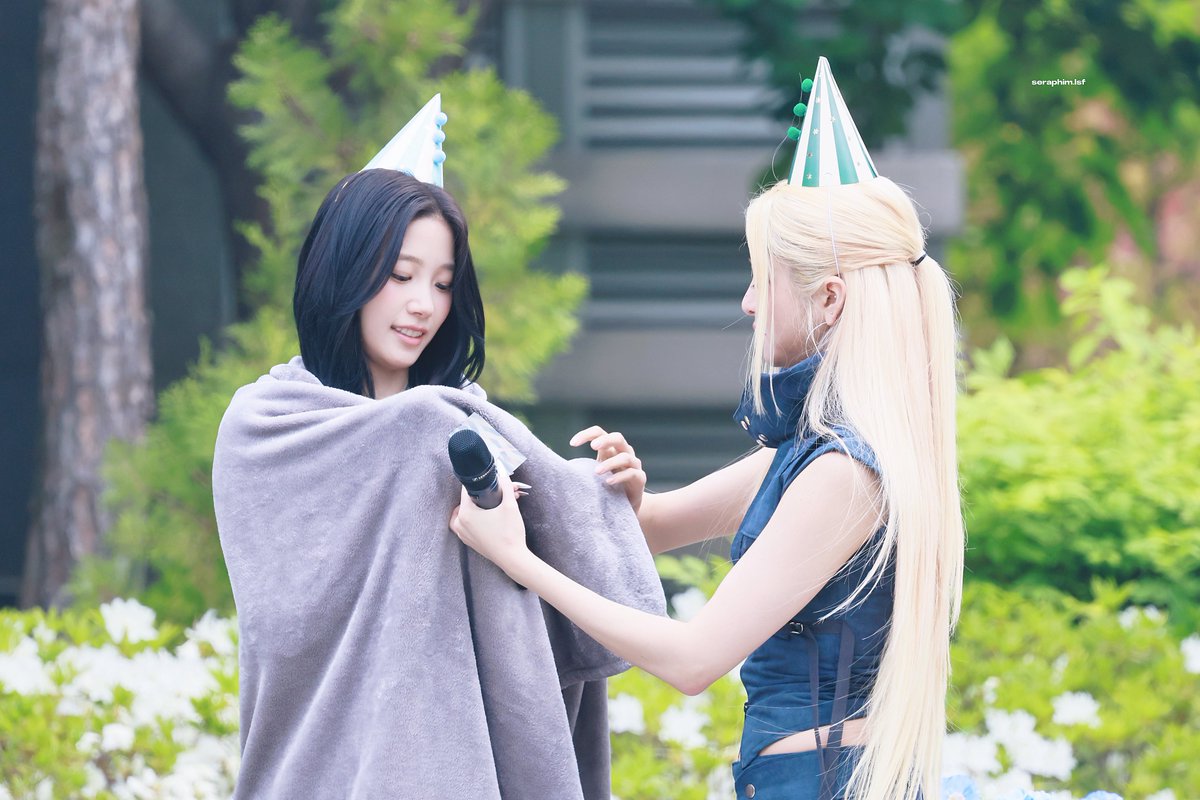 seraphimlsf's tweet photo. 260502 생일파티 4주년 축하해!

#허윤진 #HUHYUNJIN #카즈하 #KAZUHA
#르세라핌 #LE_SSERAFIM https://t.co/xzYGgeeGe9