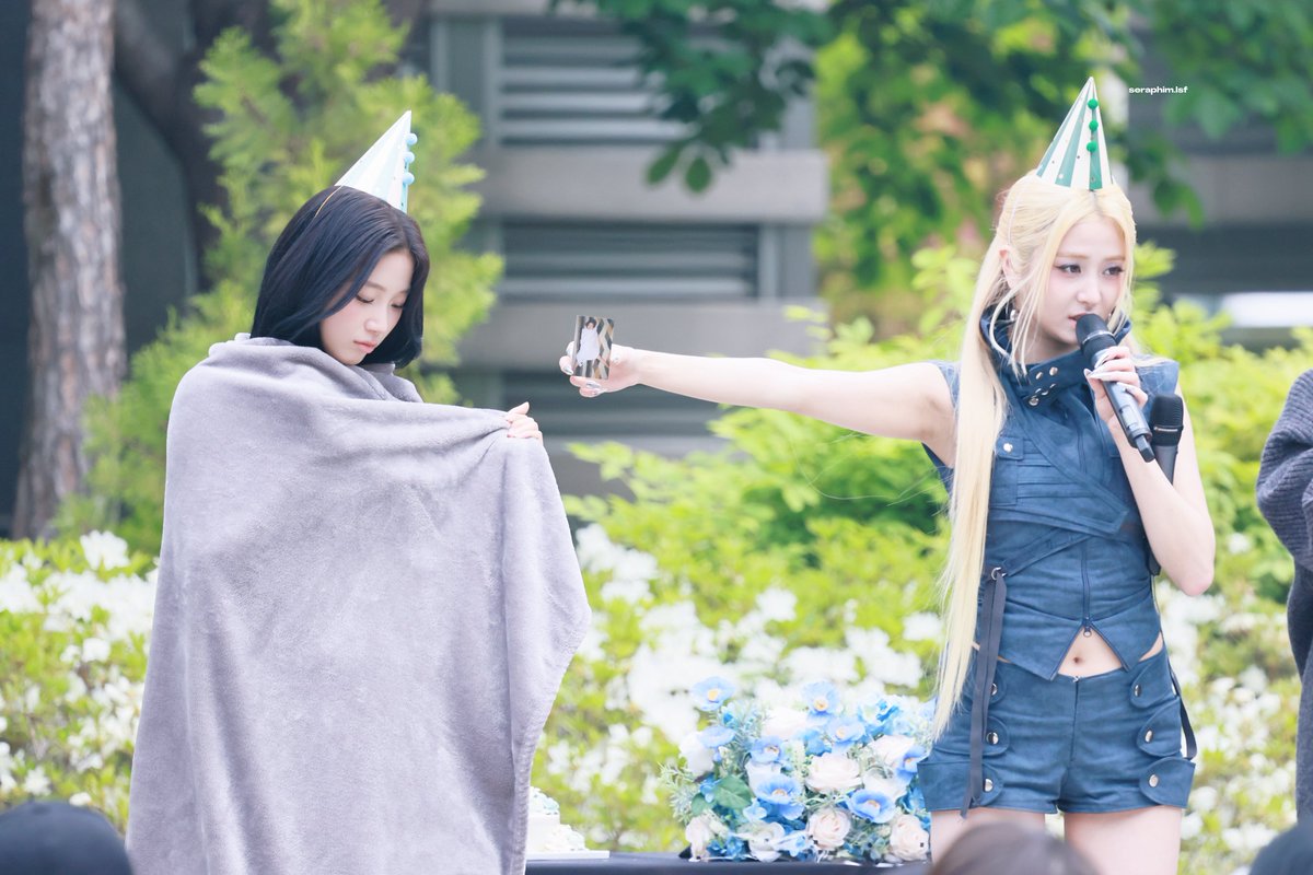 seraphimlsf's tweet photo. 260502 생일파티 4주년 축하해!

#허윤진 #HUHYUNJIN #카즈하 #KAZUHA
#르세라핌 #LE_SSERAFIM https://t.co/xzYGgeeGe9