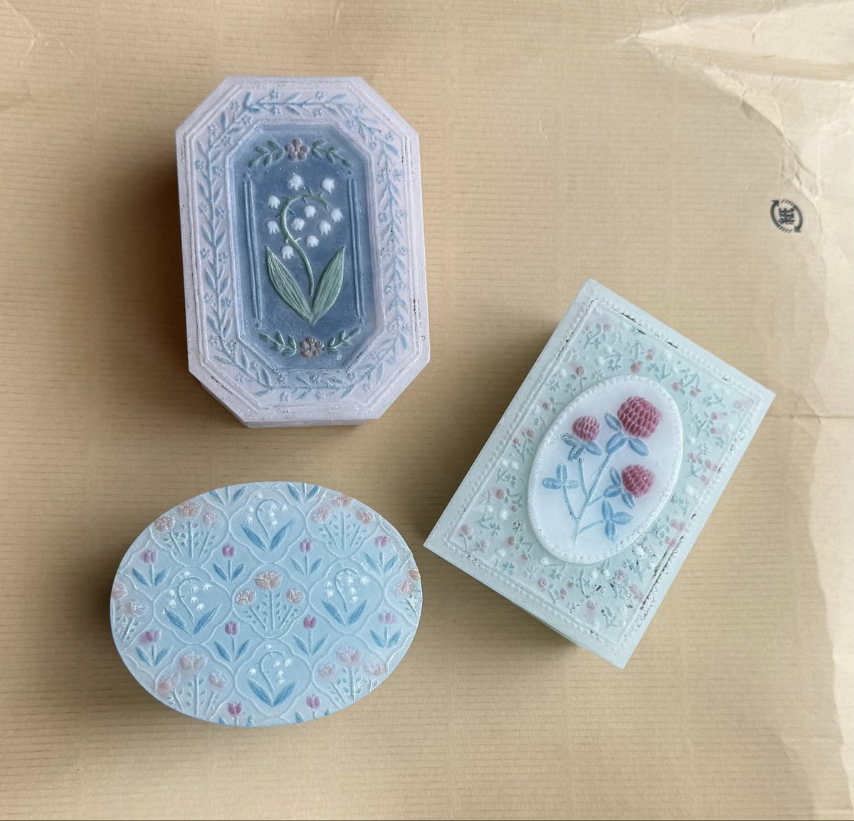 GlassRokka's tweet photo. 加工待ちの作品。金彩前の雰囲気もより素朴で結構好きです。 https://t.co/5EXvQH3Dea