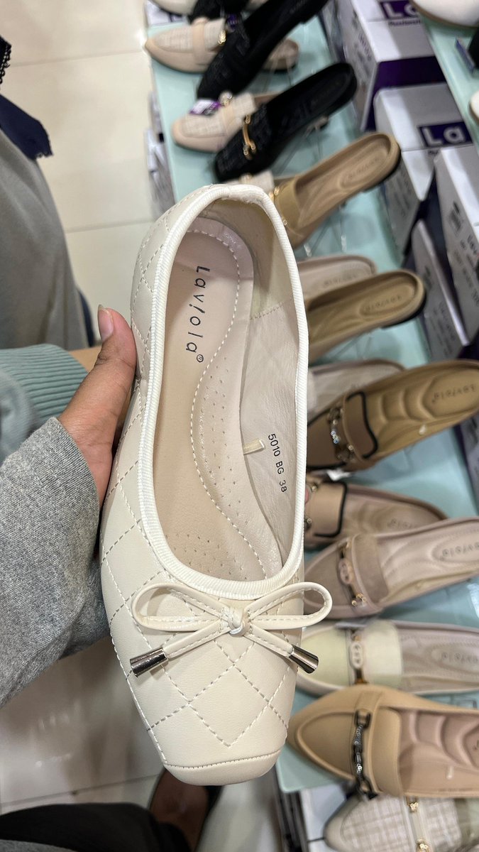 Jiminn_21's tweet photo. WTB ada yang bisa jastip flatshoes dari brand laviola ini gak? Kodenya laviola 5010 beige uk 40, bisa co lwt shopee juga pliss (sepatu nya kayak dibawah ya)

Dom purwokerto 
#zonauang #wtb #jastip #purwokerto https://t.co/R5QCLdA7nh