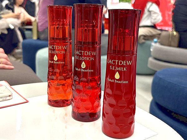 ririkankan's tweet photo. #ヤクルト化粧品「#ラクトデュウ タッチアップラウンジ」に参加。化粧水を肌に馴染ませると肌がしっとり柔らかく♥気に入って毎日使ってます。濃厚化粧水はエイジングケアにぴったり！#コスメラウンジ の企画で、ラクトデュウさんから商品を提供いただきました。#PR  #ラクトデュウcl
@cosmelounge_jp https://t.co/OSqxbFarpz