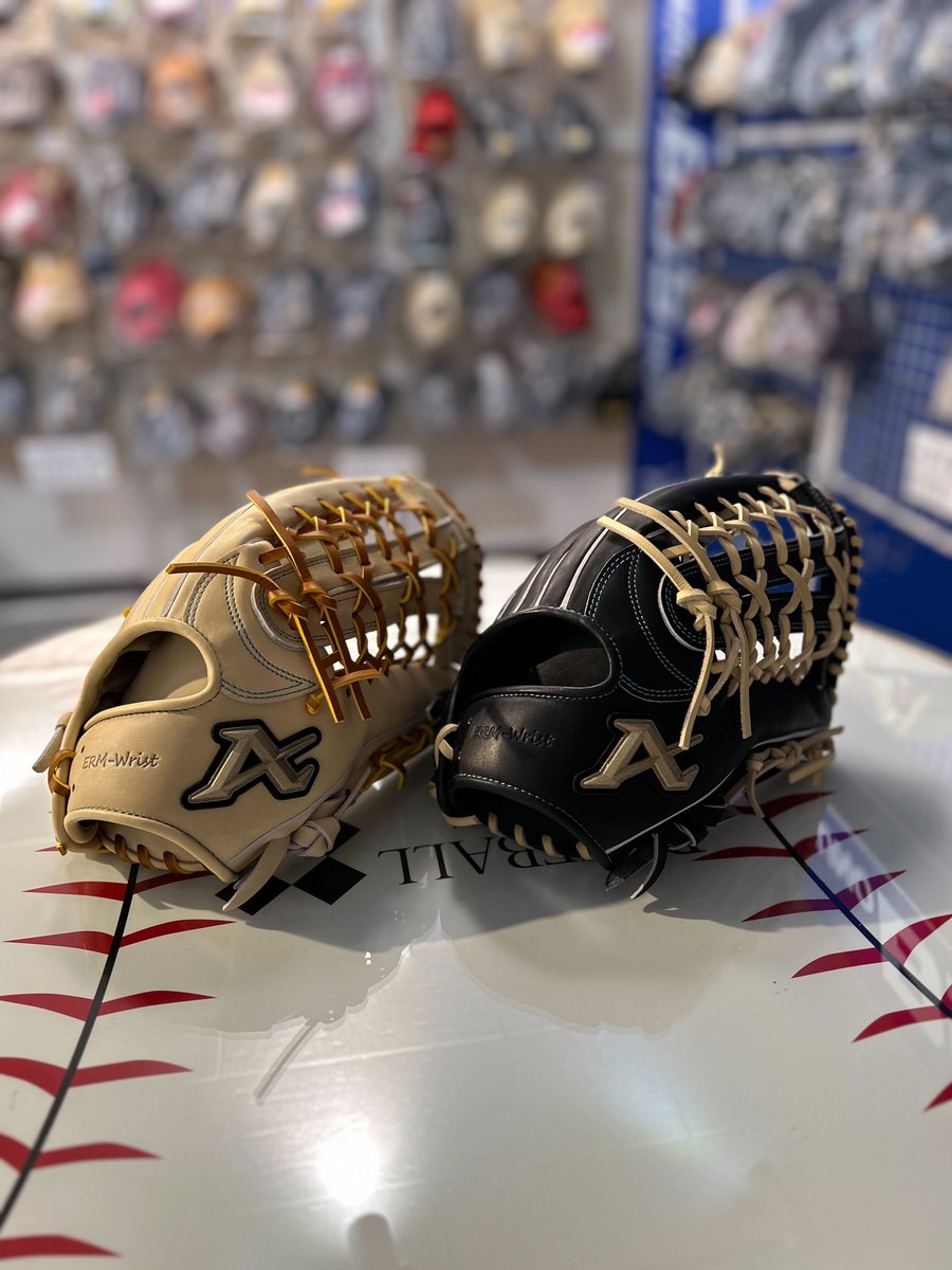 _baseballselect's tweet photo. 【ATOMS 限定軟式グラブ 801型】

ご要望の多かった軟式外野手用が数量限定で入荷しました。

Cブラウン（キャメル）、ブラックの2カラーとなります。
右投のみとなります。

#ATOMS
#ベースボールセレクト
#ベーセレ https://t.co/PtveNRu8Vh