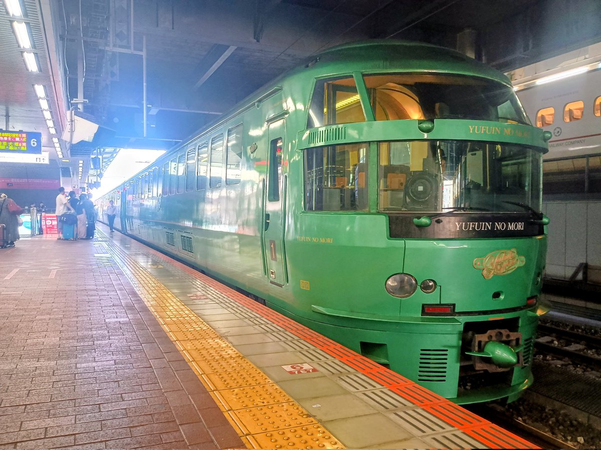 去年乗った「 #ゆふいんの森 」、旅の思い出を手元に置きたくて #プラレール を買いました😊（乗ったのは１世じゃなく3世だけど）、同じく乗った「 #指宿のたまて箱 」はモデル化されておらず残念、今後は旅で乗った車両をこうやって集めたいなぁ🌟
 #JR九州 は素敵な車両がたくさんあるね