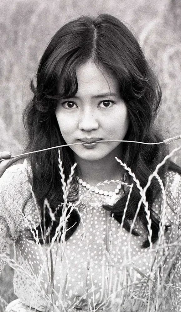 singerAratist's tweet photo. 五十嵐淳子さん、ご冥福をお祈りします🙏清純な輝きで時代を魅了したあなたは、中村雅俊さんとともに「おしどり夫婦」の象徴として、愛の美しさを体現されました。突然の別れに胸が引き裂かれますが、残された愛の光は永遠に私たちの心を照らし続けます。🥹✨安らかに🙏😭 https://t.co/IOLYyr74Ft