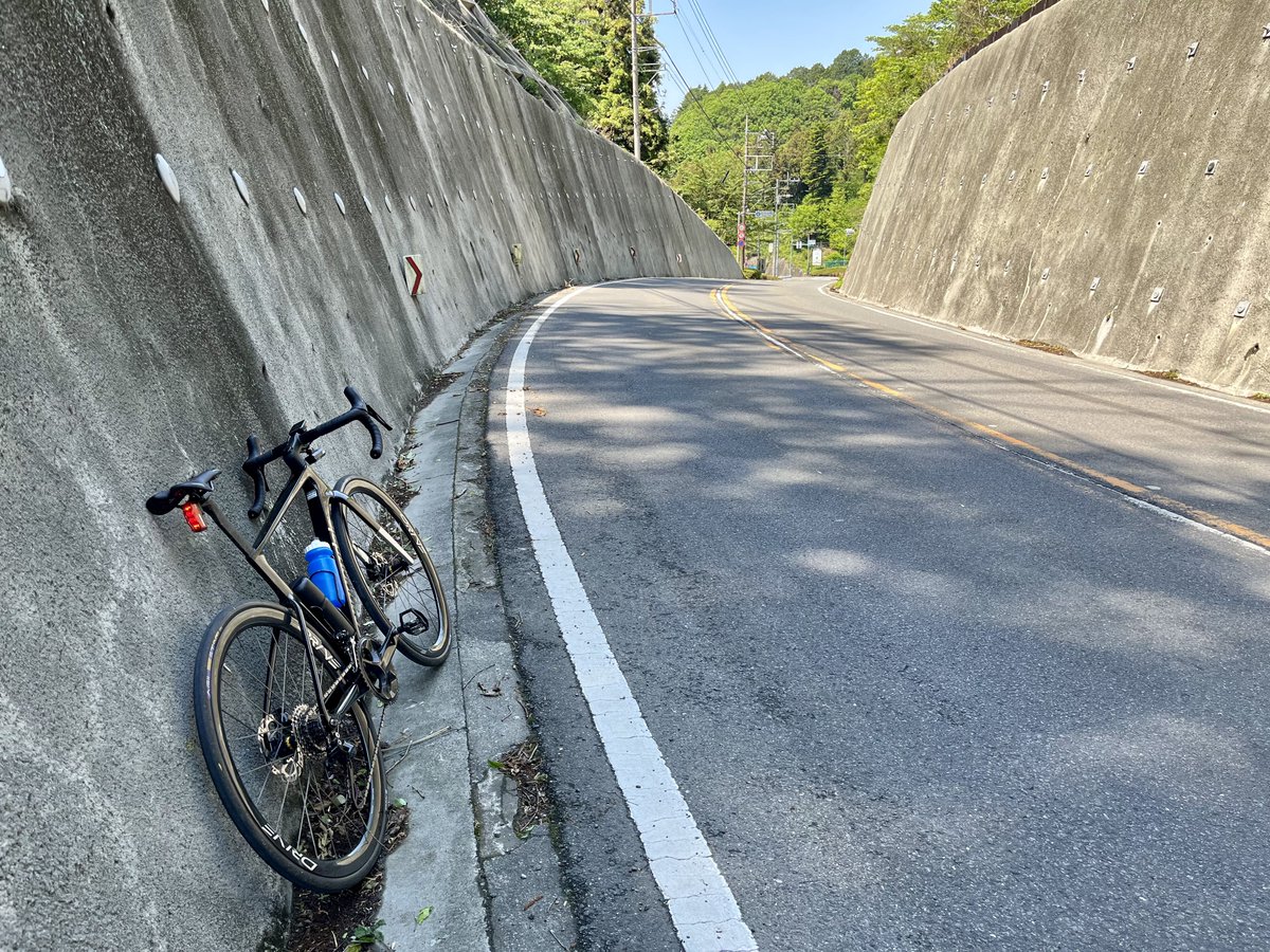 追い風でSuperflying back to home。 柳沢峠に向かうRCCのグループと、大荷田川沿いでスライドしてちょっと一緒に登った ...