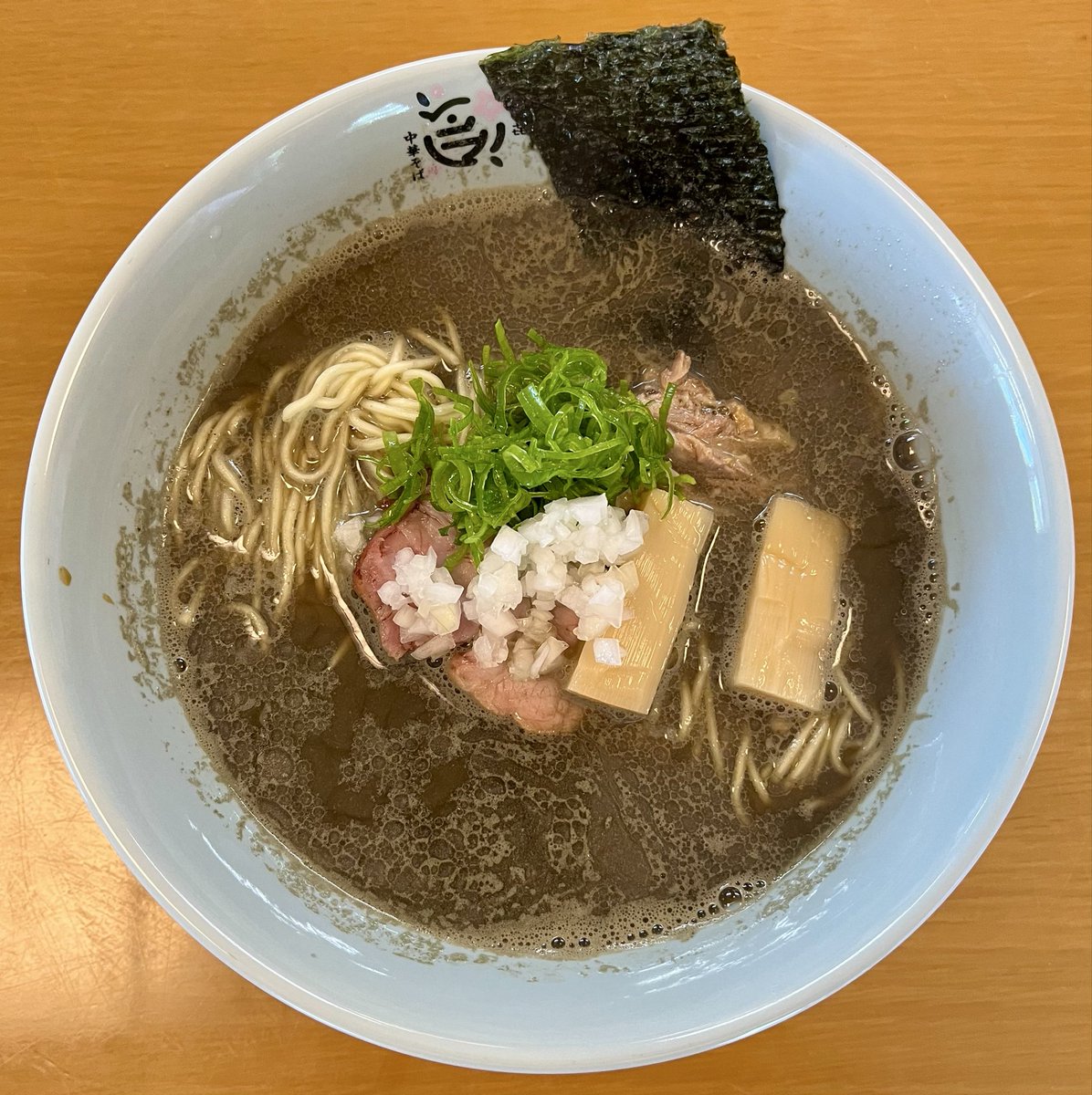 NK01113531's tweet photo. 千葉県安房郡鋸南町吉浜
#桜の㐂中華そば さん

純ニボ醤油そば🐟🍜

フォロワーさんが4月にオープンしたコチラ💁‍♂️

煮干しの濃度高めでもエグミ等一切なくスッと飲めるスープが美味✨

海の見えるロケーションも素敵❣️

遅ればせながらオープンおめでとうございます㊗️🎊

ごちそうさまでした😋 https://t.co/TUwDXAgJhR