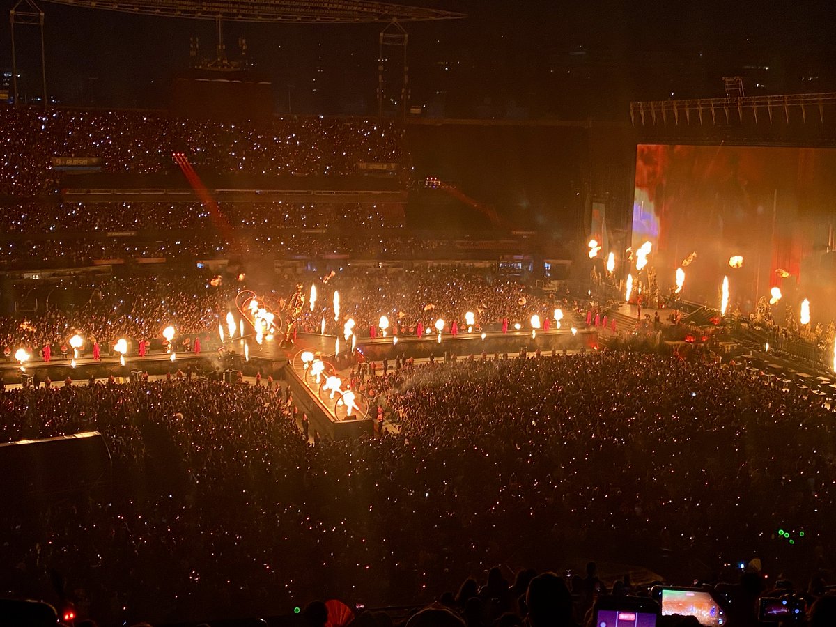 JURO arquibancada sendo o melhor lugar 
 #AfterHoursTillDawnTour
