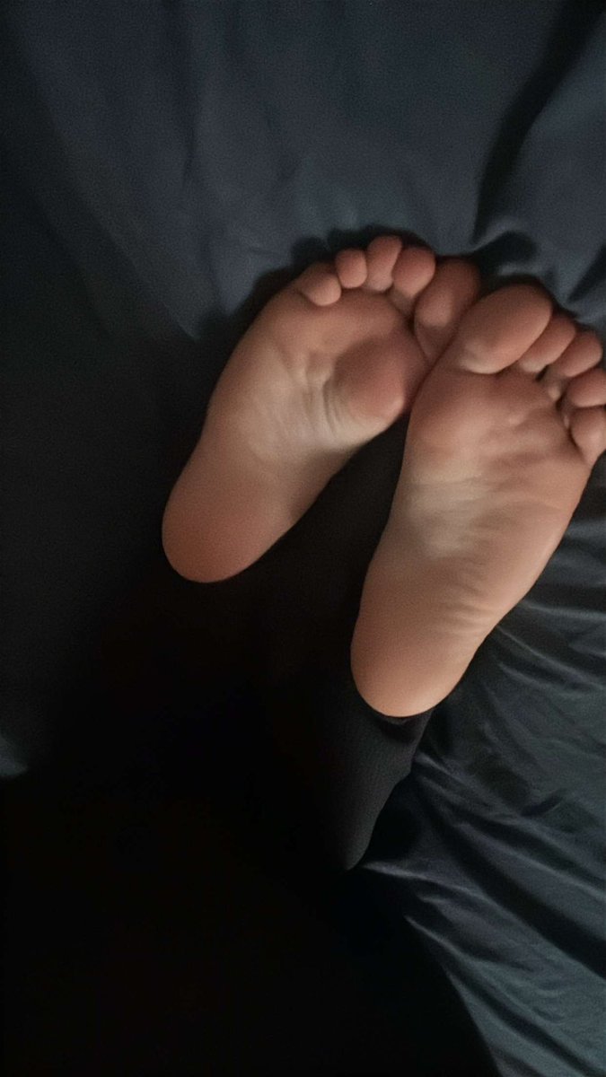 ReineNatty's tweet photo. moins active ici pck y’a bcp plus de vrais chien sur snap finalement 😇

#findom #soumis #ATM #moneyslave https://t.co/3vvotA254C