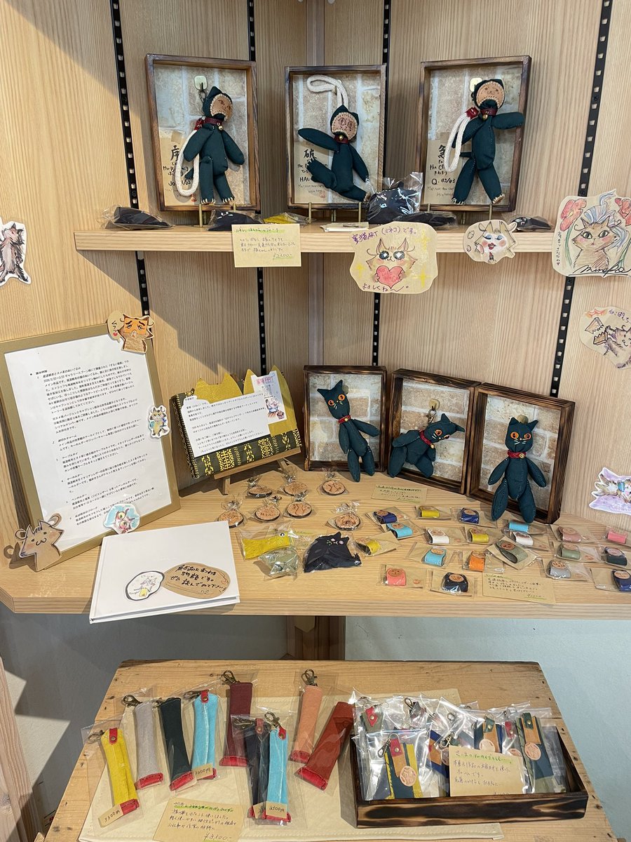 OnomichiHanpu's tweet photo. 1ヶ月の貸しスペース「箱庭」
帆布のハギレを使ってどなたでも
作品を販売することができます！

今月は蜜猫さんの作品です🐈‍⬛

ぜひご覧ください💁

#工房尾道帆布 #尾道帆布 #帆布ハギレ https://t.co/pxtCOvTKi1