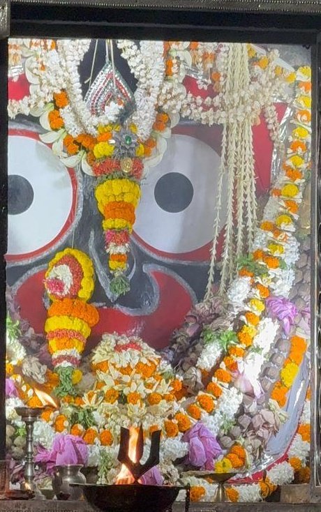 AbhiSbunny's tweet image. Patitapaban Mahaprabhu Divya Mangal Alati(2/5/2026) #Puri
ॐ ଦେବ ଦେବ ଜଗନ୍ନାଥଃ ପ୍ରପନ୍ନାର୍ତ୍ତି ବିନାଶନଃ I
ତ୍ରାହିମାଂ ପୁଣ୍ଡରୀକାକ୍ଷଃ ପତିତଂ ଭବସାଗରେ 
 @jag_ind @odiapolice  @OdiaCulture @SJTA_Puri @JagannathaDham @NilimaPriya21 @Ama_Jagannath @bstripathy12 @AMITABHTHAKUR21 @arvindpadhee