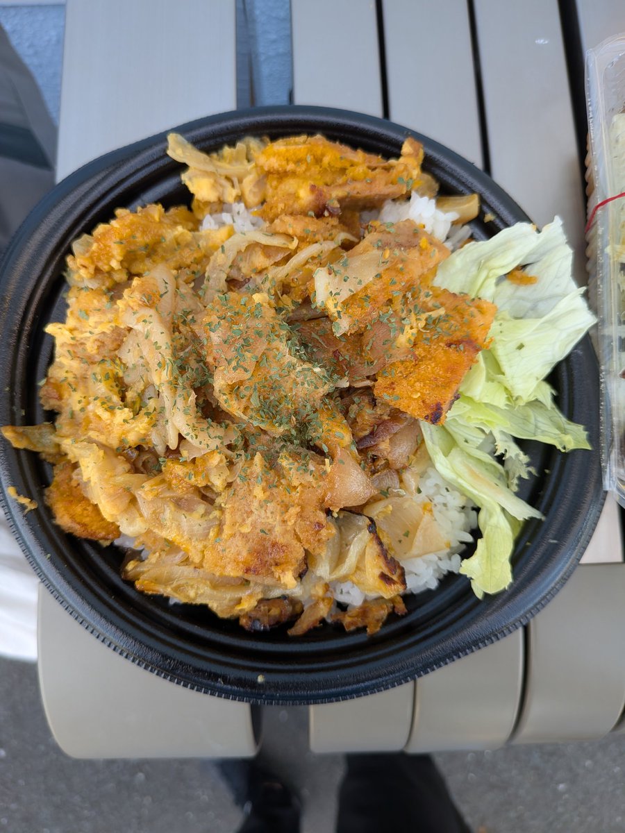 YAMASTA2025jub's tweet photo. 平成レトロ‼️
ビッグカツ丼食べました
見た目はもうカツ丼
食べたらほぼカツ丼
ちゃんと玉ねぎもあり卵もとじてあるし、ご飯の量も多く食べ応えあり
これで500円はいいぞ👍
#ジュビロ磐田
#ヤマハスタジアム
#スタグル
#串焼きKOU
#ビッグカツ丼
#平成レトロ https://t.co/o59YfuVvfZ