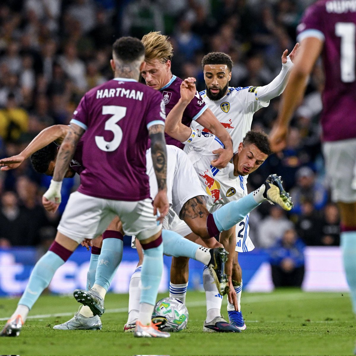 DutchLUFC's tweet photo. Leeds won gisteren met 3-1 van Burnley en staat daarmee nu op 43 punten! Dat zou vrijwel altijd voldoende moeten zijn voor handhaving. #lufc https://t.co/YQniC9ce0Z