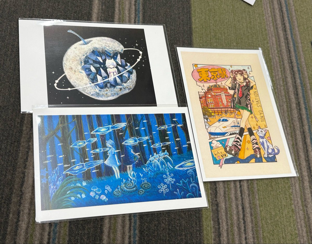 gekisura_yukari's tweet photo. かなすびさん(@kanasubi_star )が参加されているグループ展示を見に行きました！
1枚目の楕円の絵が好きなんですよね。実物ももちろん素敵だったんですけど壁の質感や照明の影響で、写真に撮ると建物や船の小窓から覗いているような写真になって別の素敵さを見せてくれました。
入ってすぐに展示されていた2枚目の絵は蓄光で夜になると光るらしい！！すごい！！！

他にも素敵な作品がたくさんあって、気になった方のポストカード購入させていただきました🌸
ポストカードとか栞をファイリングできるもの買いたいなぁ
@6colors4