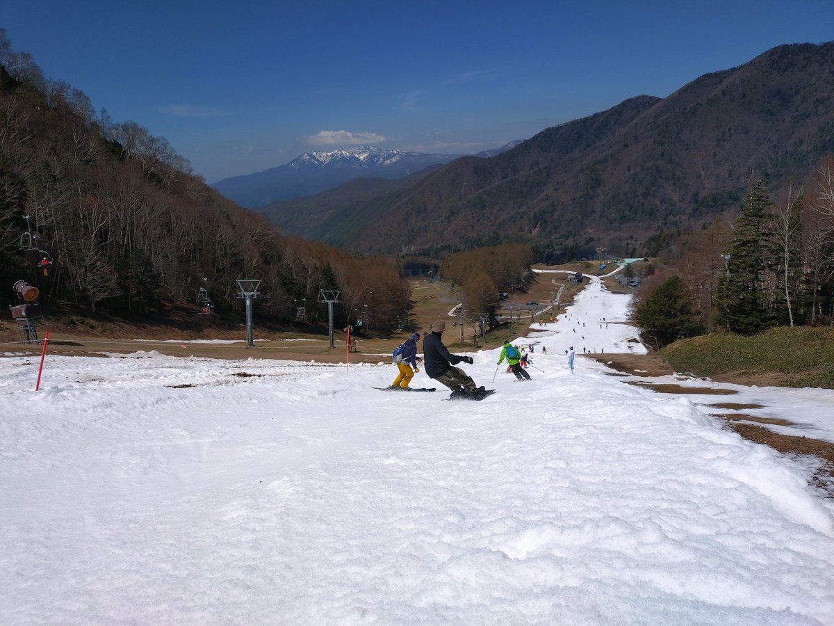 4649snow's tweet photo. 丸沼、昨日の雨で更に雪どけ進む!!4日雨の予報あり☂️雪どけ進と6日はかなり厳しい😩😓😵😱 https://t.co/OGDjnRxKdV