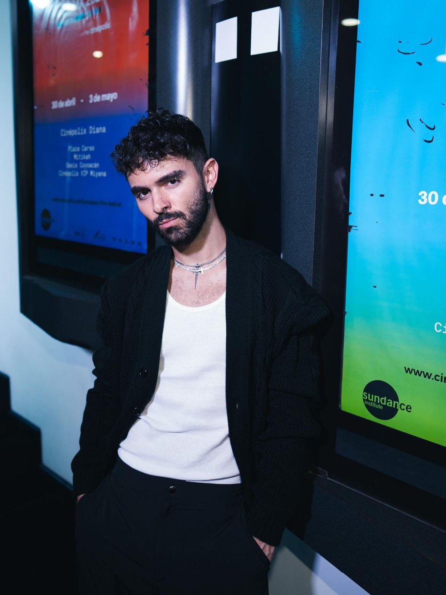 Fiu fiu q guapísimo 😍 ese rostro, mirada y barba hacen todo el look ❤️‍🔥