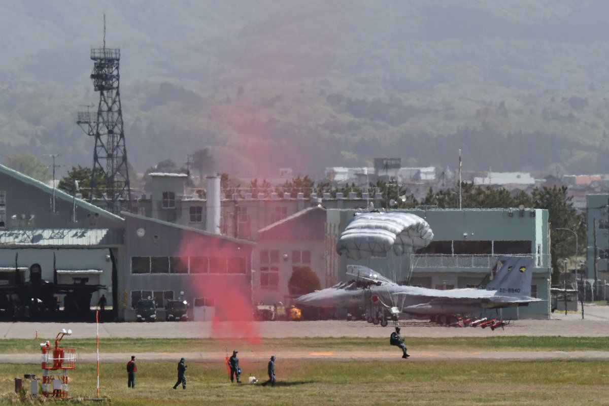 f5JnCfPdvCxfahU's tweet image. 小松遠征（4/21）
　PJ（Pararescue Jumper）
　航空救難団
　（その２）
滑走路上の赤い煙を目印に、パラシュートで降下しています
空港で見られるもの、民間と併用の空港ならではの光景ですね😄
遠征しか来ることかできない自分にとっては貴重な光景

#小松基地
#PJ
#PararescueJumper
#航空救難団