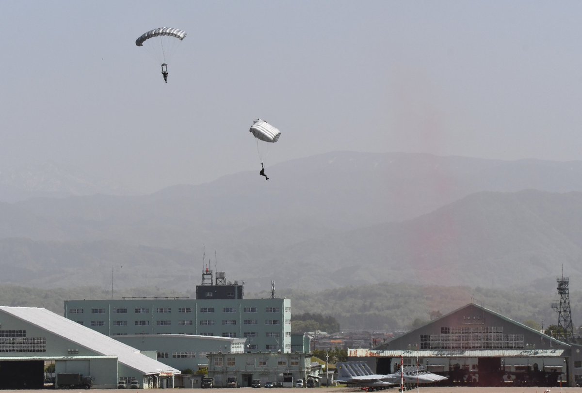 f5JnCfPdvCxfahU's tweet image. 小松遠征（4/21）
　PJ（Pararescue Jumper）
　航空救難団
　（その２）
滑走路上の赤い煙を目印に、パラシュートで降下しています
空港で見られるもの、民間と併用の空港ならではの光景ですね😄
遠征しか来ることかできない自分にとっては貴重な光景

#小松基地
#PJ
#PararescueJumper
#航空救難団
