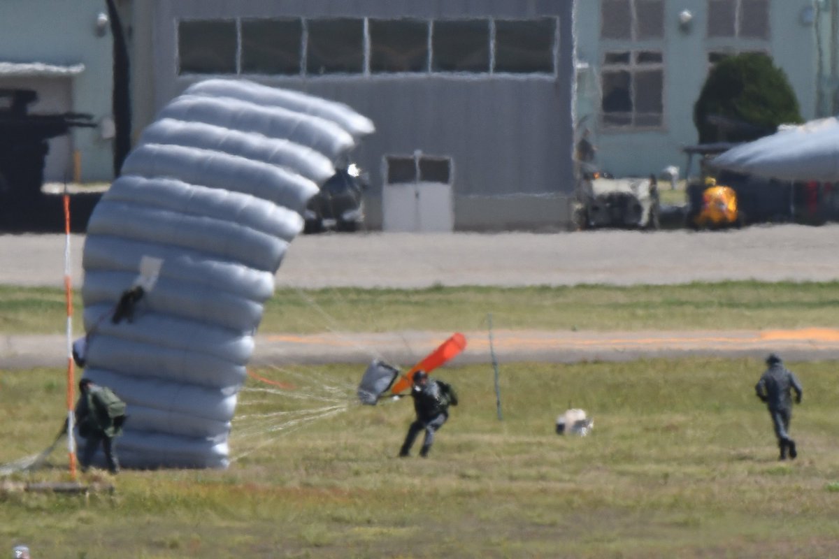 f5JnCfPdvCxfahU's tweet image. 小松遠征（4/21）
　PJ（Pararescue Jumper）
　航空救難団
　（その２）
滑走路上の赤い煙を目印に、パラシュートで降下しています
空港で見られるもの、民間と併用の空港ならではの光景ですね😄
遠征しか来ることかできない自分にとっては貴重な光景

#小松基地
#PJ
#PararescueJumper
#航空救難団