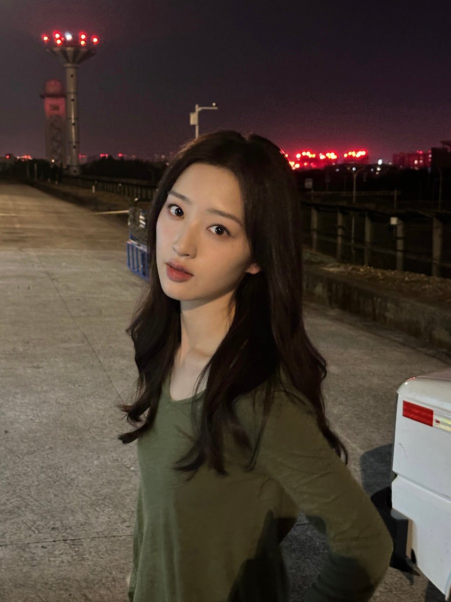 drawoohoo's tweet photo. 동생같다가 언니같기도하고 https://t.co/BYCIpGtK8U