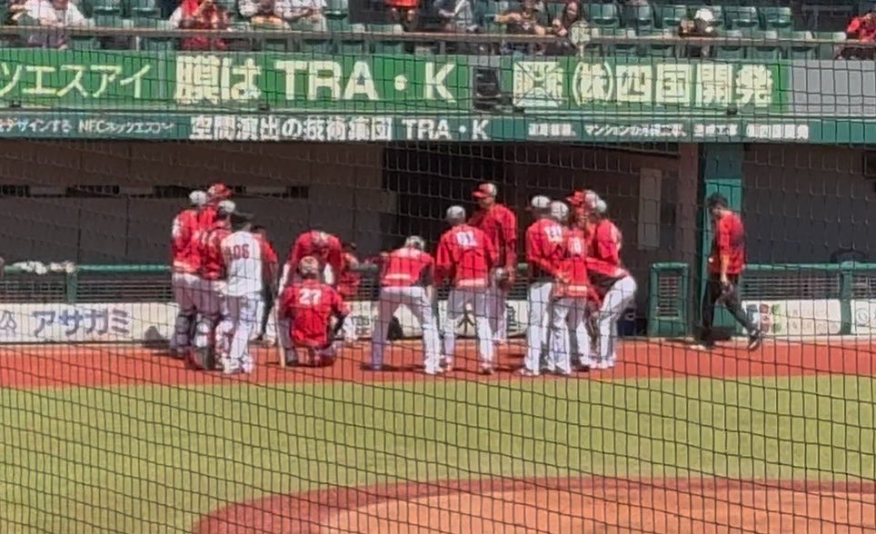 ___azroom___'s tweet photo. アツさん 
座って 円陣組んで 
腰トントンしてるの かわいい 🧸

#carp #カープ #広島東洋カープ #ファーム #會澤翼
選手 https://t.co/vbDRl1arwQ