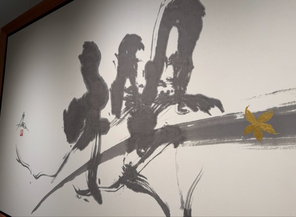 個展、残すところあと３日となりました。明日３日(日)は会期中2回目のメッセージライブを開催致します。午後２時から行います。
皆様のお越しを心からお待ちしております。
書道家　森 秀鳳
#岩田屋三越美術画廊
#文字の鼓動
#書道ライブ
#書道パフォーマンス
#書道個展