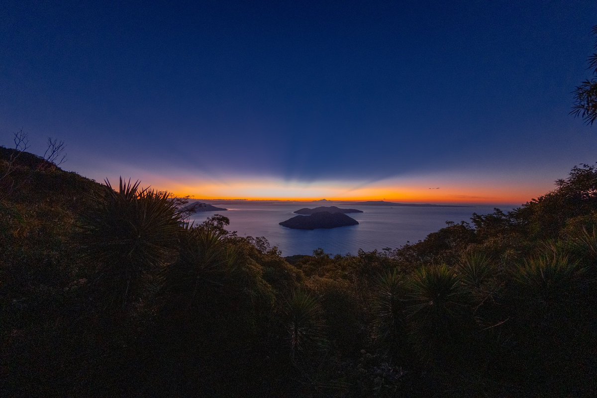 elsalvador's tweet photo. ¡Buenos días, El Salvador! ☀️🇸🇻

Así amanece desde el Volcán de Conchagua, regalando una vista impresionante hacia el Golfo de Fonseca. 

Un espectáculo natural entre montañas, mar y cielo que recuerda la belleza única del oriente del país. 

Foto: @ESATravelSV https://t.co/ulAwROi1TN
