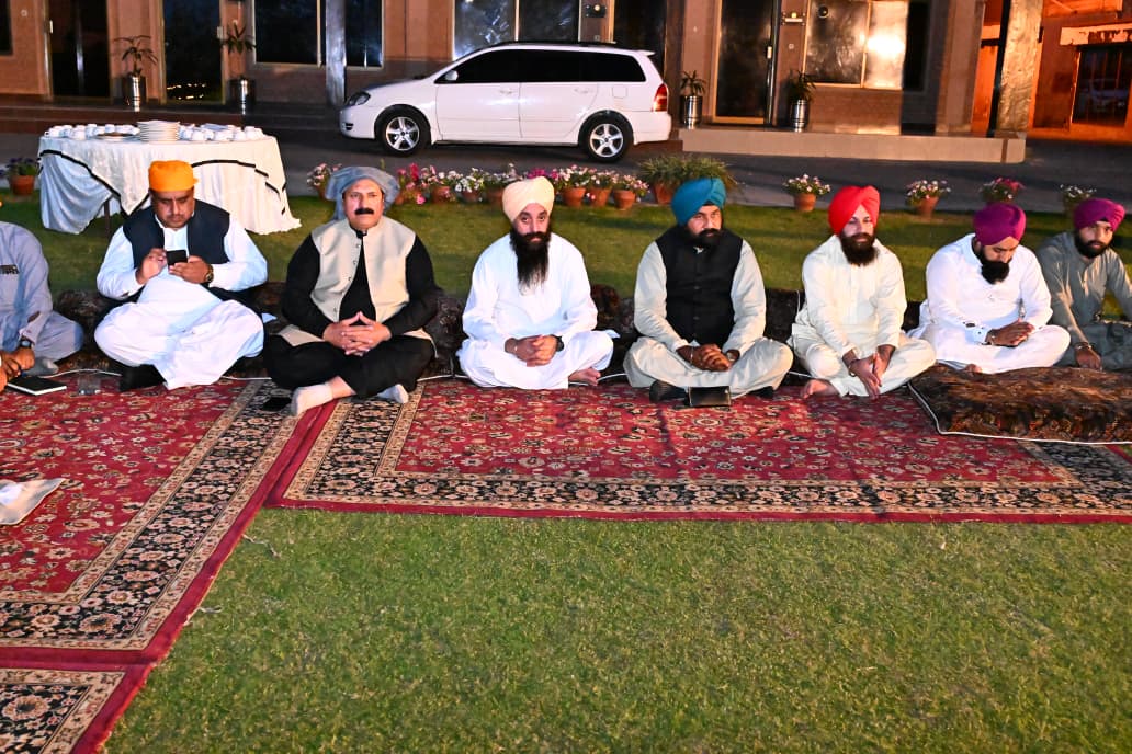 Members of the Sikh community visited the historic Bala Hisar Fort in Peshawar. They explored the museum and showed interest in its history. They also observed the death anniversary of Hari Singh Nalwa and offered prayers.