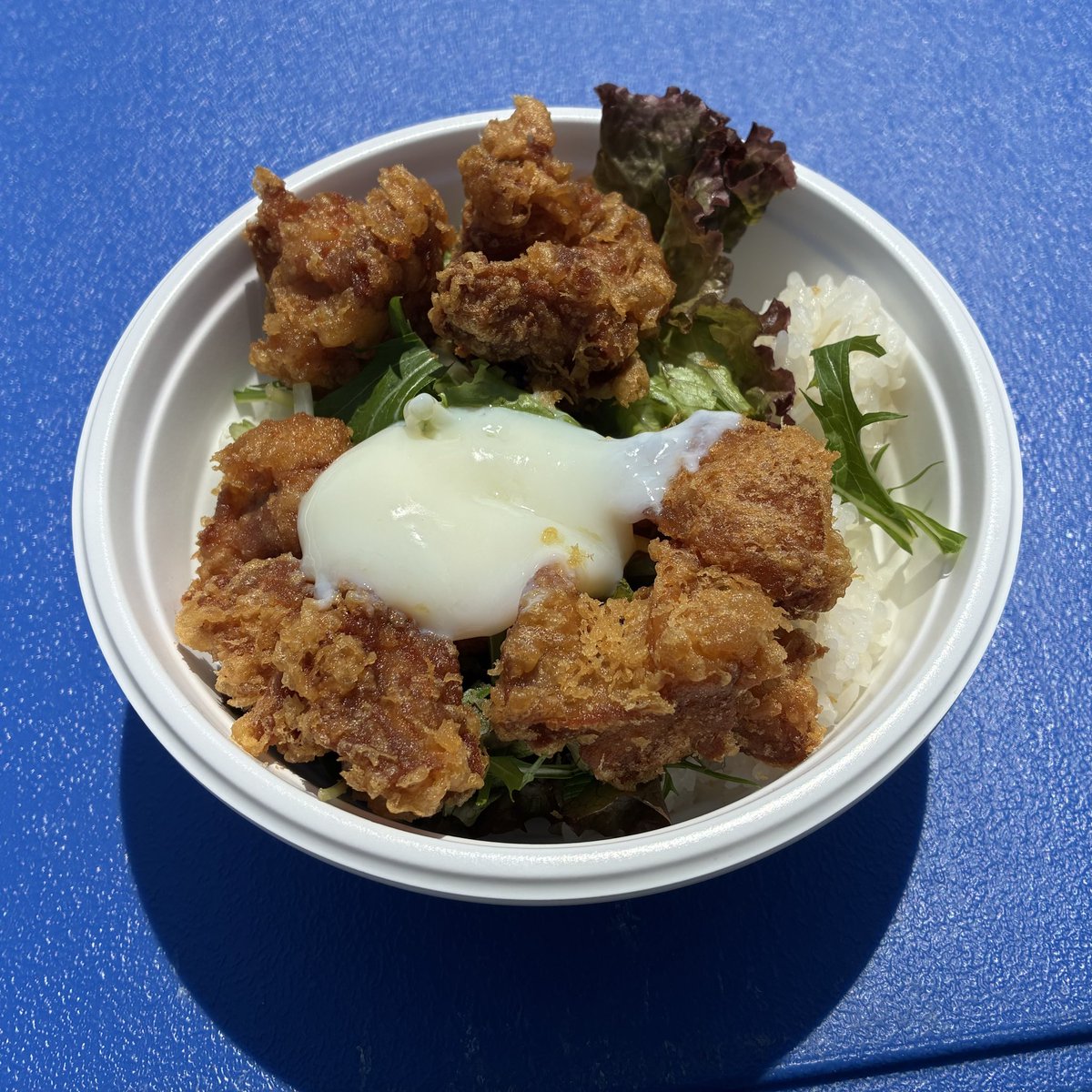 9325haru's tweet photo. 今日のスタジアムグルメ。
かんかん丼&けずりいちご。
#味の素スタジアム
#fctokyo
#多摩川クラシコ
#スタジアムグルメ
#スタグル東京
#青赤パーク
#かんかんのとり天
#DandyKitchen https://t.co/6KYnKHhq7H