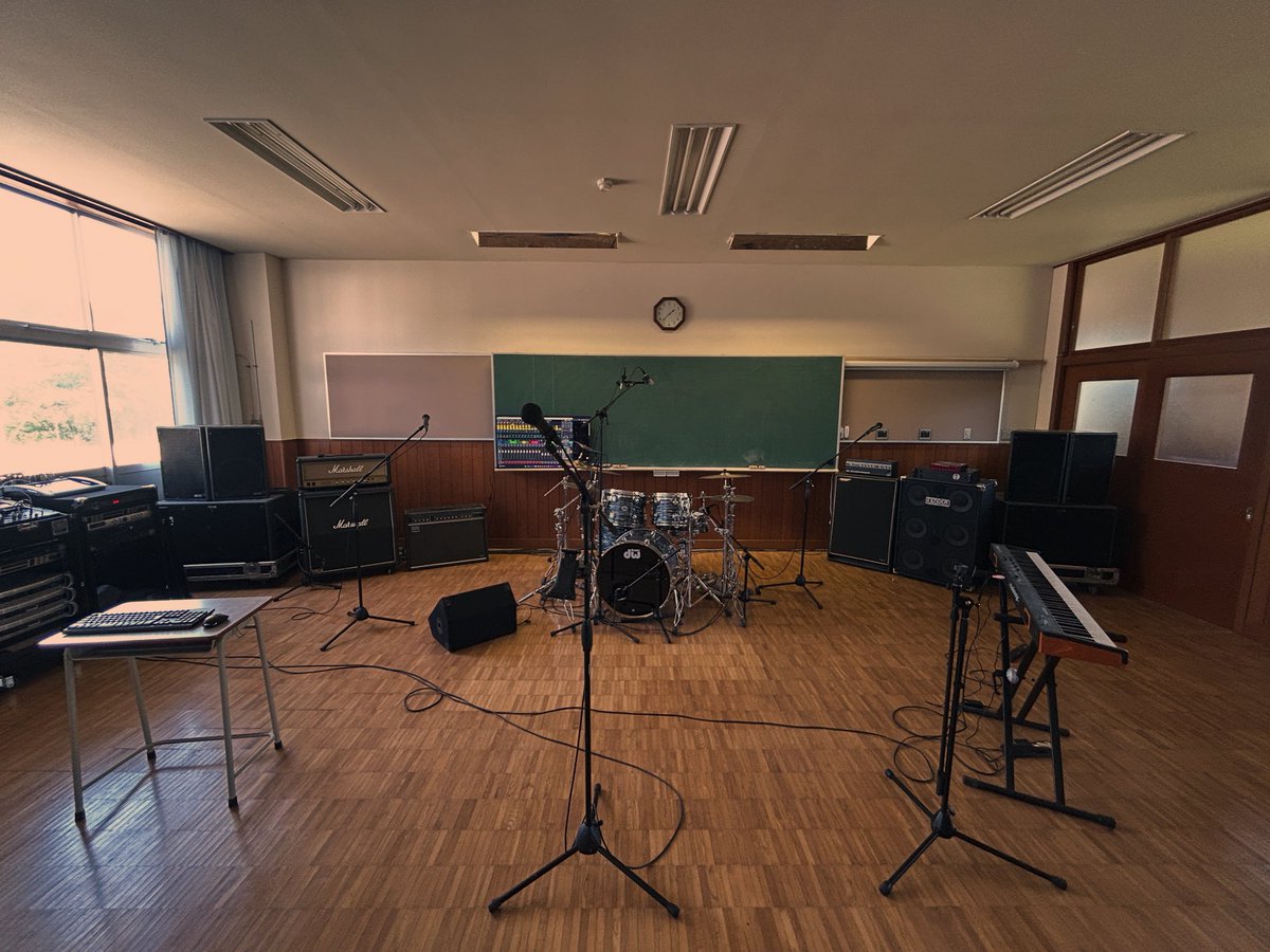 leecustomamp's tweet photo. 伊豆の国市
crotchet / schoolに
リハスタ(最大32tr rec)ひとまず完成

メインSPKは渋谷の250キャパライブハウスと同じものの1/2で、さらにサブウーファー追加してるので
【20Hzもちゃんと体感】出来ます。

教室10Mx10Mくらいあるので、
3-40名ライブも余裕ですね… https://t.co/ybnH7tb1Yd