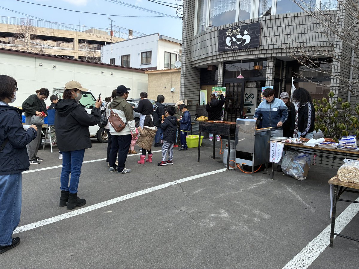 ambitious_hpw's tweet photo. 先日、帯広の癒酒屋いこうさんの子ども食堂「きずなしょくどう」にお邪魔してきました！
子どもたちみんなたくさん食べて、元気いっぱい笑顔にどんどん大きくなって、いつかプロレスラーになってくれたら嬉しいな！アンビシャス👉

#子ども食堂 #帯広  #北都プロレス #北海道をなまら元気に https://t.co/1GPOjNvqxP