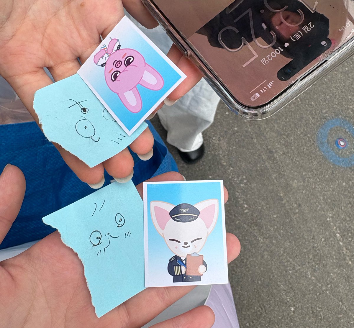 _miniverse0's tweet photo. 팝업 교환 하고 있었는데 직원분이 다가오시더니 누구 교환 하냐고 하셔서 말 했더니 나중에 이거 들고 와서 주심 ㅠㅠㅋㅋ https://t.co/vvhY4qJWeN