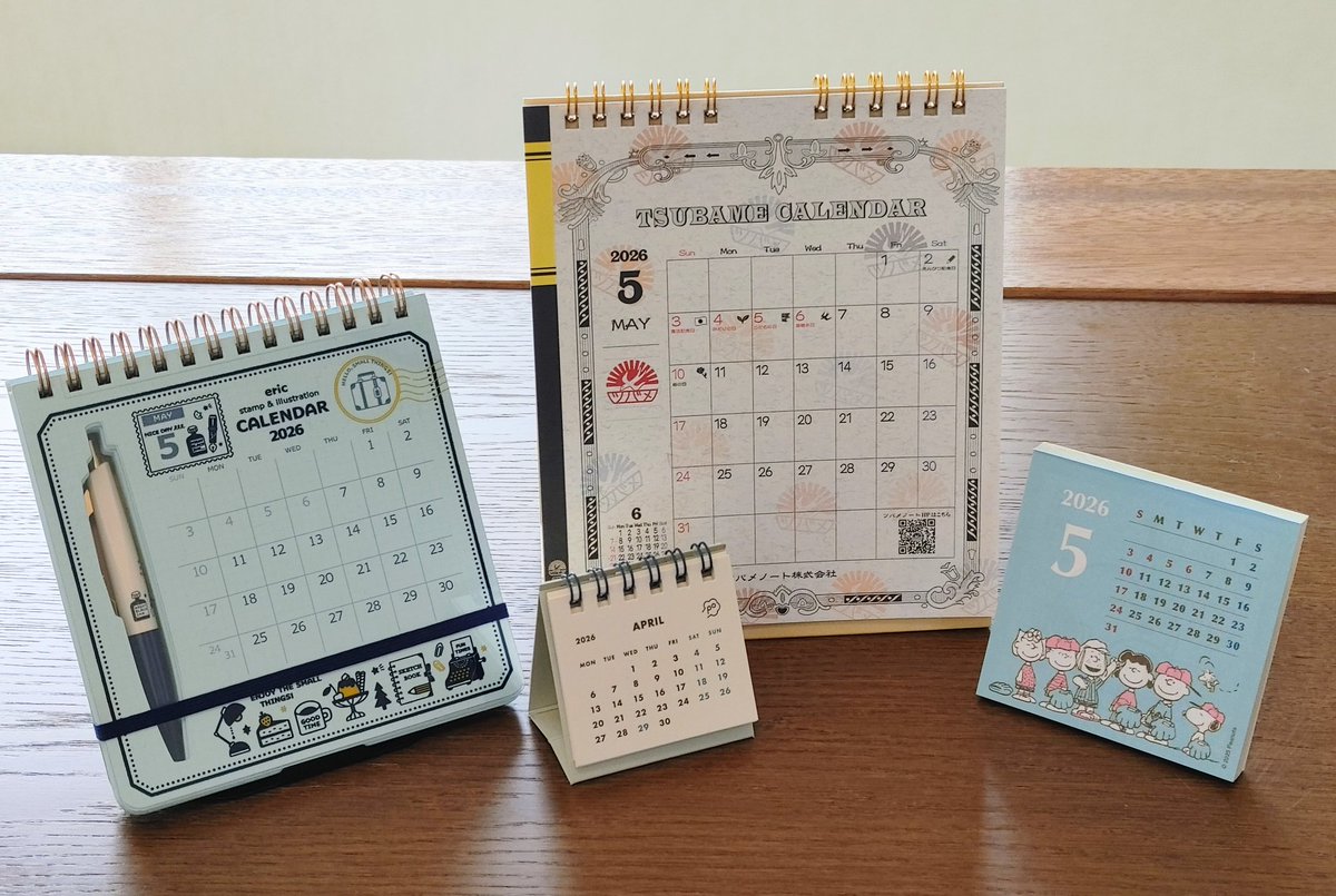 TonMiyamoto's tweet photo. 【カレンダー更新 2026年5月】

カレンダー更新☝️
2026年5月、大型連休が嬉しい月😊

文具デザインカレンダ－の5月は、
壁掛けは「#OBand」
卓上は「#ツバメノート」
伝統ある定番文具😅

オーバンドの「わグマ」ちゃんがかわいい😄

今日(5/2)は「えんぴつ記念日」
だそうだ🥰 https://t.co/Howd6WfqAq