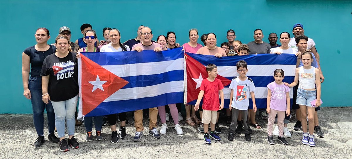Orestes_PP's tweet image. Integrantes de la Embajada de #Cuba 🇨🇺 en #Panamá 🇵🇦 e integrantes de la Asociación Martiana de Cubanos Residentes realizamos trabajo voluntario este 1 de mayo.

#LaPatriaSeDefiende 🇨🇺🇨🇺🇨🇺🇨🇺.