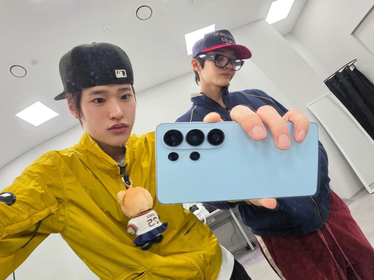 킷 tweet media