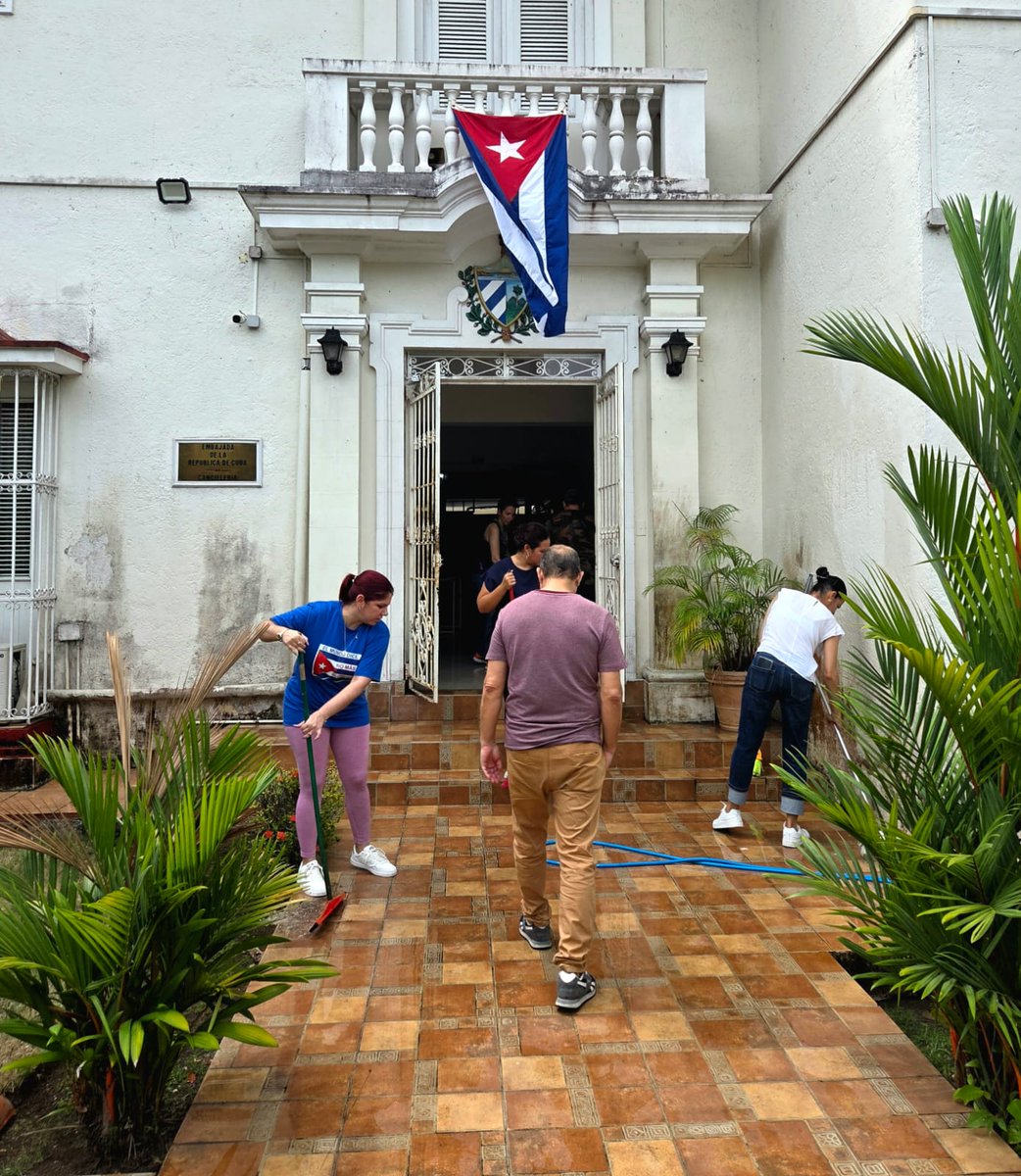 Orestes_PP's tweet image. Integrantes de la Embajada de #Cuba 🇨🇺 en #Panamá 🇵🇦 e integrantes de la Asociación Martiana de Cubanos Residentes realizamos trabajo voluntario este 1 de mayo.

#LaPatriaSeDefiende 🇨🇺🇨🇺🇨🇺🇨🇺.