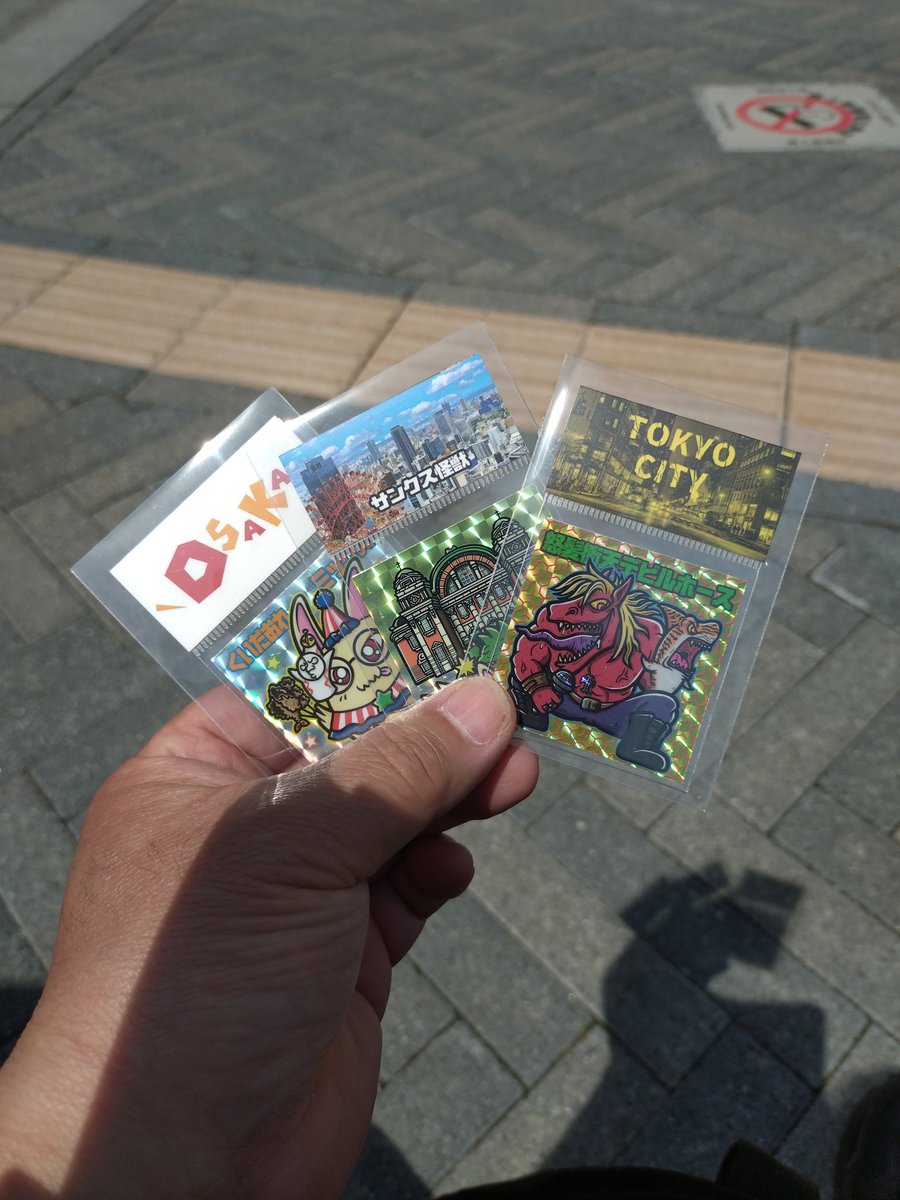 isingun3's tweet photo. 今日関西シルクリエイト4に行ってきました、TOKYO CITYさんで新作シール購入させて頂きました、こども店長との名刺シール交換もさせて頂きました、思っていたより小さかったのでビックリしました、また次回新作楽しみにしています。
#関西シルクリエイト4
#サンクス怪獣 https://t.co/J5tGP5lelf