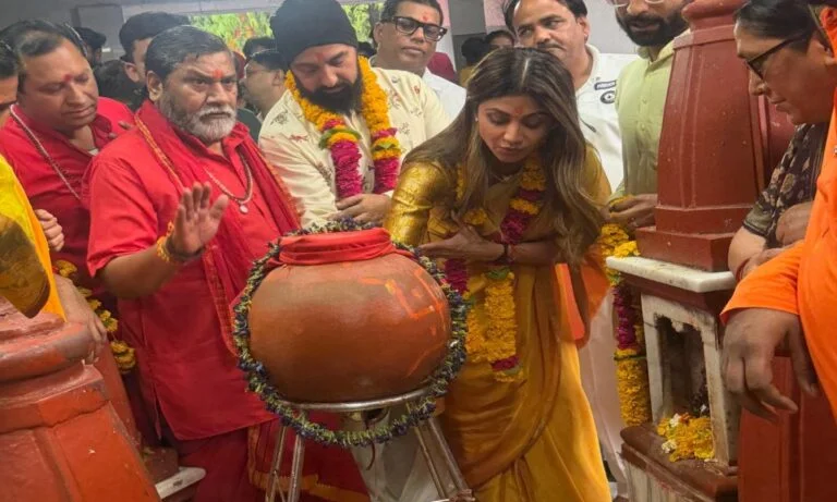 Nava_Bharat's tweet image. शिल्पा शेट्टी और राज कुंद्रा ने पीतांबरा पीठ में की पूजा
navabharat.com/?p=460038

#ShilpaShetty #RajKundra #Offer #Prayers #PitambaraPeeth
 #Datia #Bollywood #actress #MaaPitambaraMai #prayed #happiness #prosperity #family #temple #priests #News #Navabharat