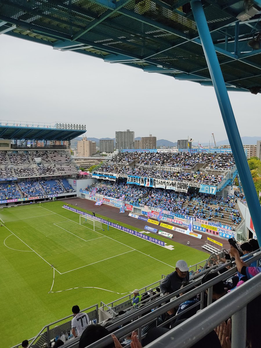 araratoshi's tweet photo. ＪリーグＧＷ招待キャンペーンで佐賀県鳥栖市へ⚽✨
妻と一緒に駅前不動産スタジアムで
サガン鳥栖 🆚 テゲバジャーロ宮崎を観戦🙌
バックスタンドからゴール裏の景色📸
サポーターの熱気とこの雰囲気、たまらない🔥
キックオフが待ち遠しい！
#Ｊリーグ #サガン鳥栖 #テゲバジャーロ宮崎 https://t.co/lqqqOIoKzs
