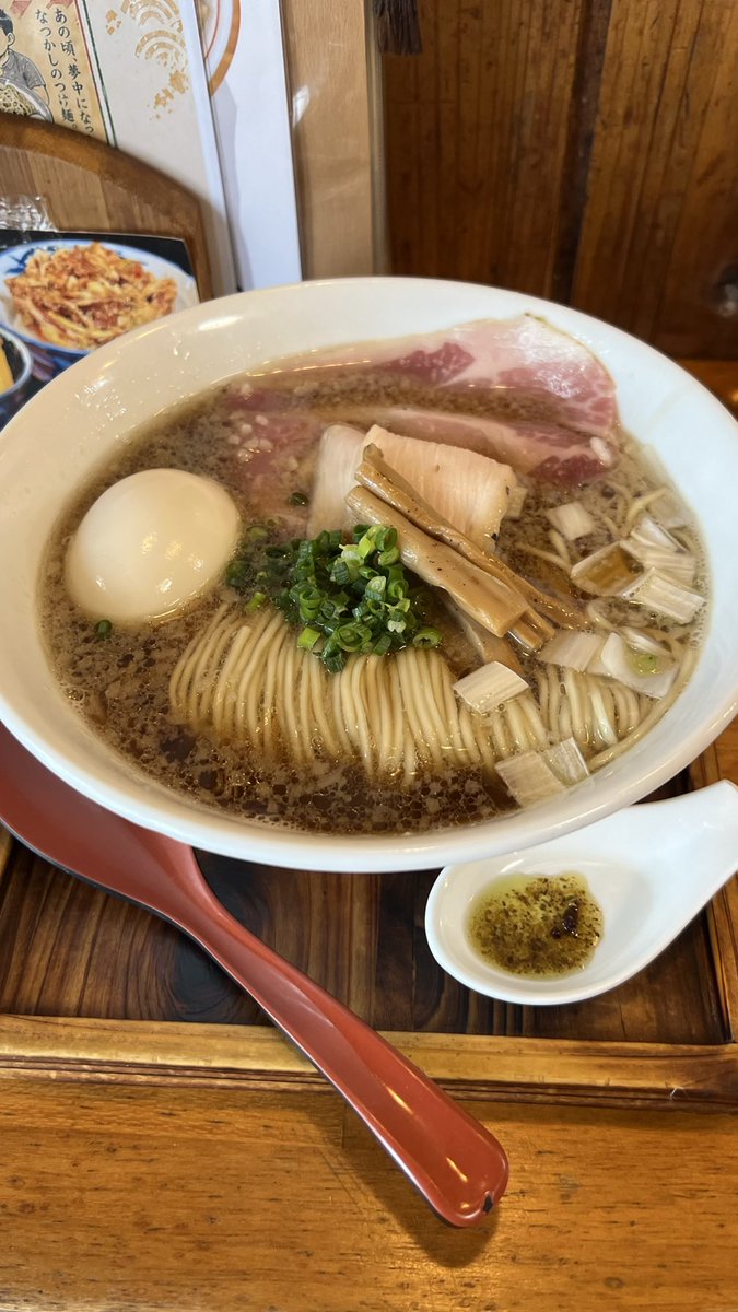 6HR15's tweet photo. 明日のBBQの買い出しの前に腹ごしらえ🎵運よくみかさは待ち無し😏
イカ煮干し背脂醤油と地鶏和え玉🍜
イカって美味いよな🥹和え玉も鶏油が甘くて美味い🫃🏻
夜までボクシング見るぞー🥊
#麺栞みかさ
#宇都宮
#今日のランチ
#世紀の一戦 https://t.co/Mat1LlRUwB
