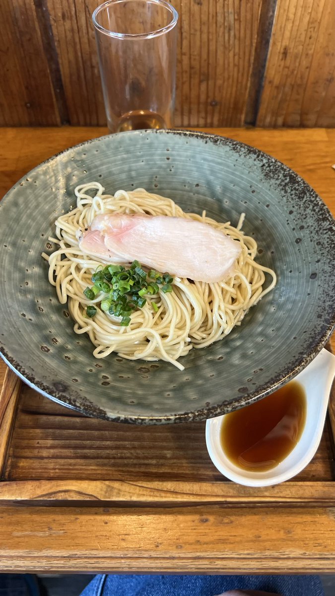 6HR15's tweet photo. 明日のBBQの買い出しの前に腹ごしらえ🎵運よくみかさは待ち無し😏
イカ煮干し背脂醤油と地鶏和え玉🍜
イカって美味いよな🥹和え玉も鶏油が甘くて美味い🫃🏻
夜までボクシング見るぞー🥊
#麺栞みかさ
#宇都宮
#今日のランチ
#世紀の一戦 https://t.co/Mat1LlRUwB