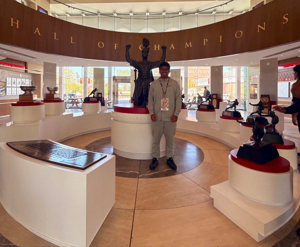 Vita_Ikakoula's tweet photo. Great time at USC. Appreciate the time with @AaronAmaama & the opportunity to be around the program. #workcontinues #FightOn
@coachsolovi @CoachSiuhengalu @uscfb @westpanthersfb @CoachEkeler https://t.co/H5BtKsOEU4