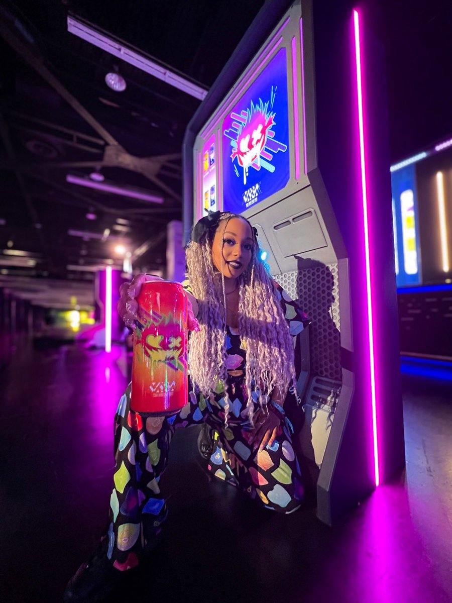 ebunnybee's tweet photo. Felt so cozy and badass in my Jelly Jobstones fit at FFXIV Fanfest Anaheim 🖤 Mentally I’m still in Solution Nine 💜 https://t.co/OxRSggXFPD