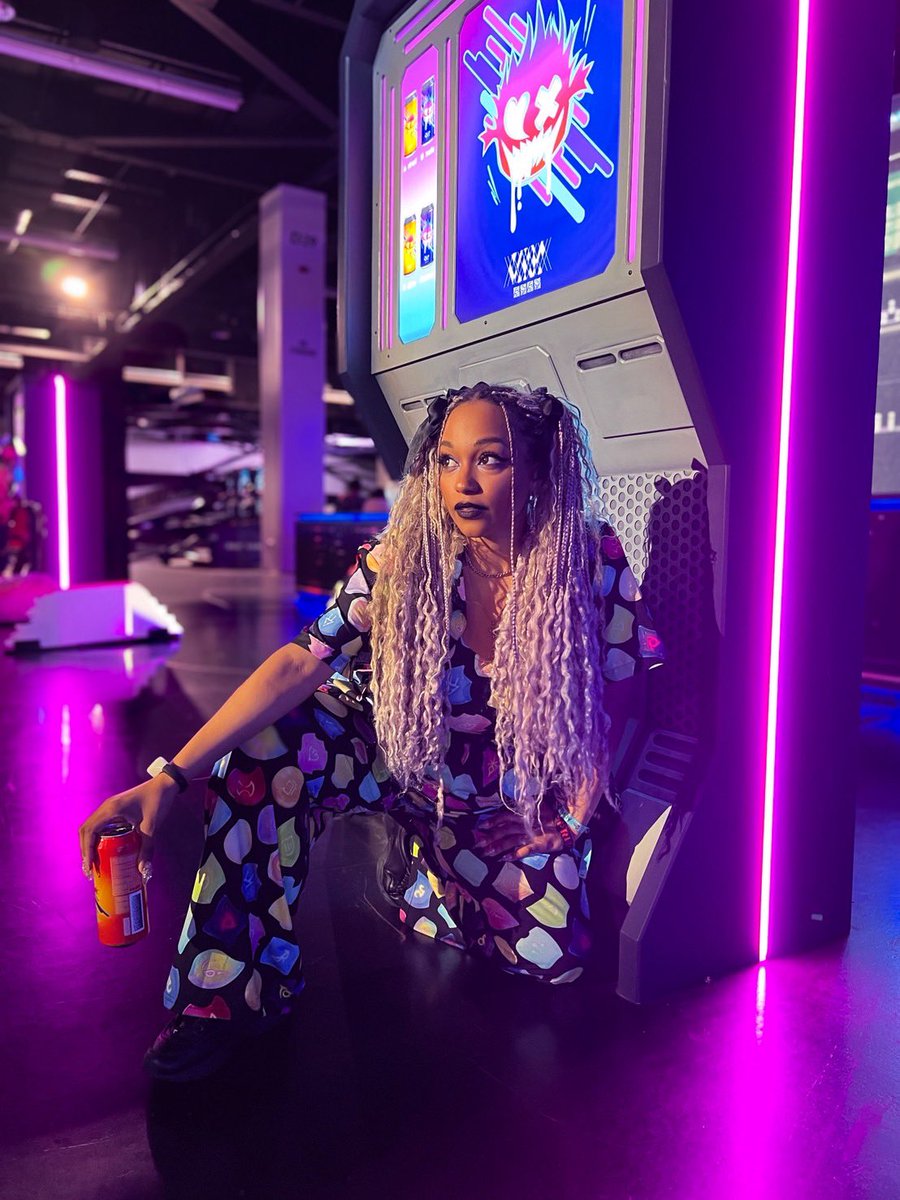 ebunnybee's tweet photo. Felt so cozy and badass in my Jelly Jobstones fit at FFXIV Fanfest Anaheim 🖤 Mentally I’m still in Solution Nine 💜 https://t.co/OxRSggXFPD