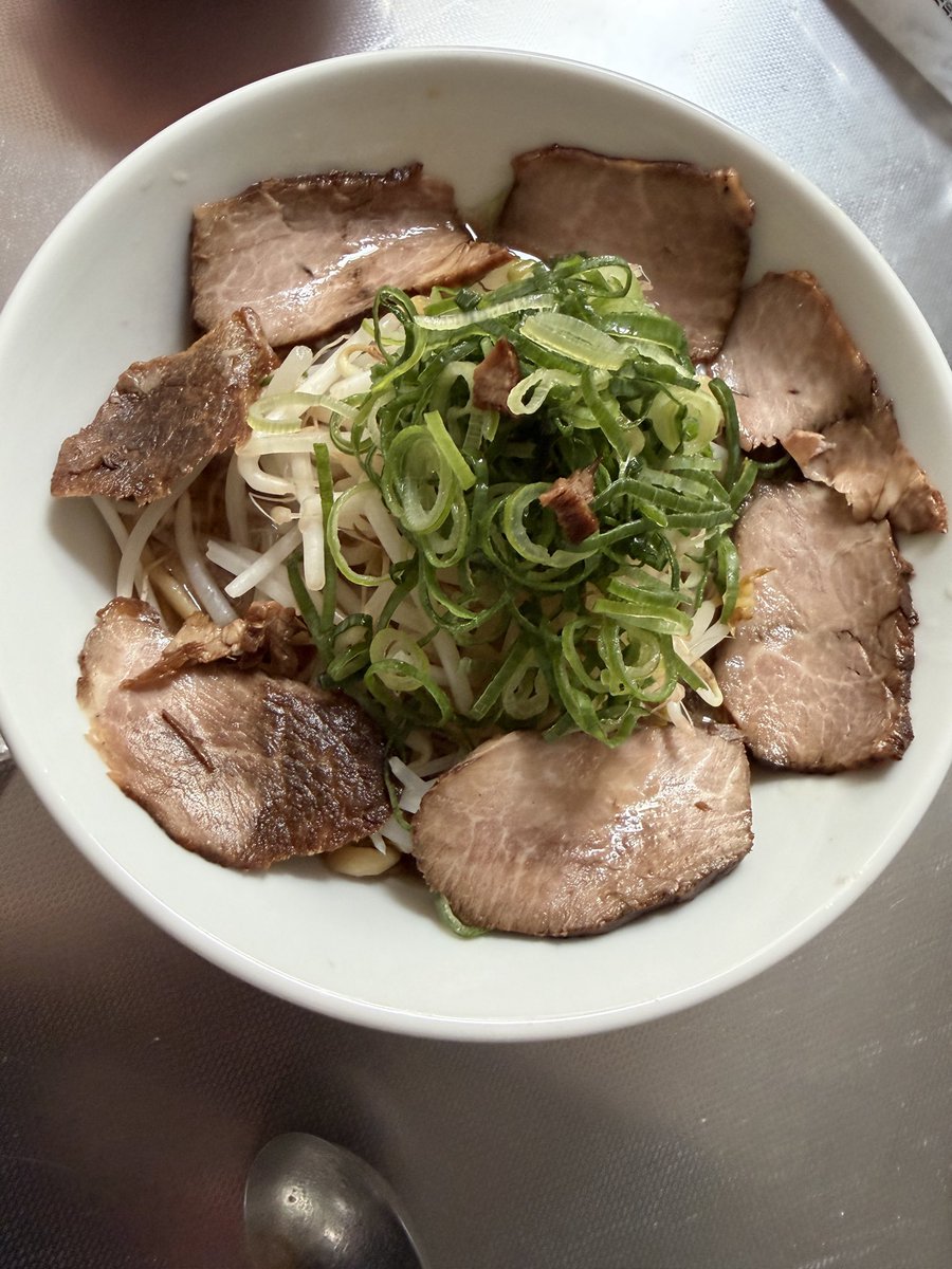 自宅飯。
最近よくスーパーで見かける、G系極太麺とそれに対応したスープで。