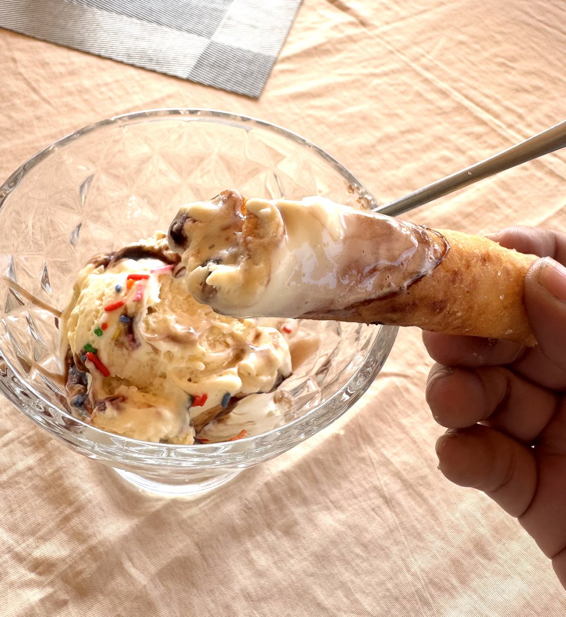deepasianreport's tweet photo. フィリピン、ボホール島のレストランで食べた、バナナルンピア&amp;アイスクリーム。

これ面白いのが熱々の衣に巻かれたバナナルンピアと、冷たいアイスクリームで食べます。

この熱さと冷たさの混じり合う不思議な感覚は、長年フィリピンに居る私でも初体験でした。 https://t.co/iXyMb83A4G